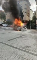 Yer Üsküdar: Seyir halindeki araç alev alev yandı!