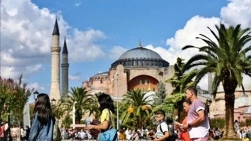 Yerli turistler yılın ikinci çeyreğinde seyahate 48 milyar lira harcadı