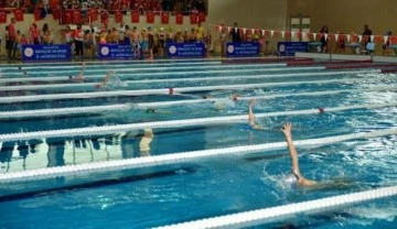 Yeşilyurt'ta &lsquo;Bahar Şenlikleri Yüzme İl Şampiyonası&rsquo; düzenlendi