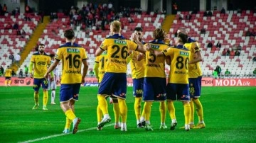 Yiğidolar 10 kişi kaldı! Ankaragücü, Sivas'ta geriden gelip kazandı