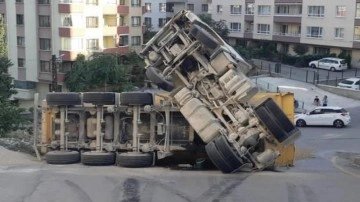 Yokuşu çıkmaya çalışan hafriyat kamyonu devrildi