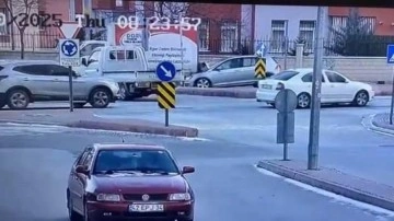 Yol vermek için yavaşlayan kamyonete böyle çarptı! Konya'daki kaza anı kamerada...