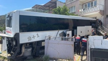 Yolcu otobüsü eve çarptı: Ölü ve yaralılar var!