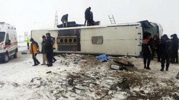 Yolcu otobüsü tarlaya devrildi: 1 kişi öldü, 34 kişi yaralandı