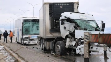 Yolcu otobüsü, tır ve kamyonun karıştığı feci kazada 15 kişi yaralandı