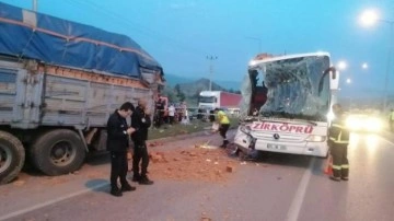 Yolcu otobüsü TIR'a çarptı: Ölü ve yaralılar var