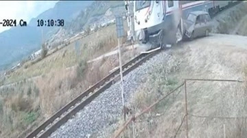 Yolcu treni ile otomobil çarpıştı