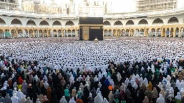 Yüz binlerce Müslüman Kabe'de bayram namazını kıldı