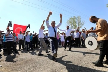 Yüzde 78 zam alan belediye işçileri, başkanı davul zurnayla karşıladı