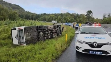 Zonguldak'ta yolcu midibüsü devrildi: 9 yaralı